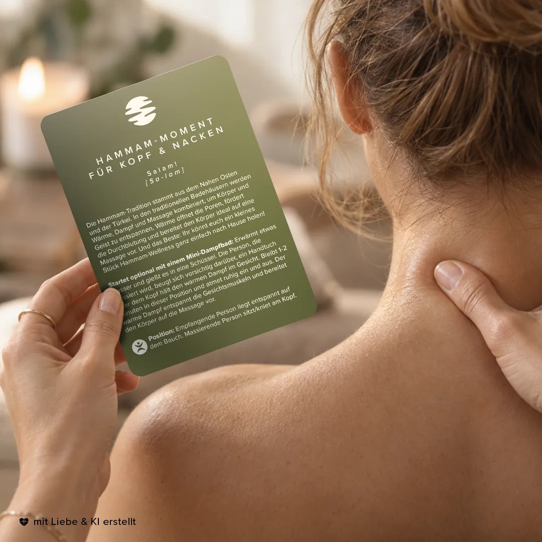 Nackenmassage mit der Hammam-Massagekarte aus dem Set „Massagen aus aller Welt“